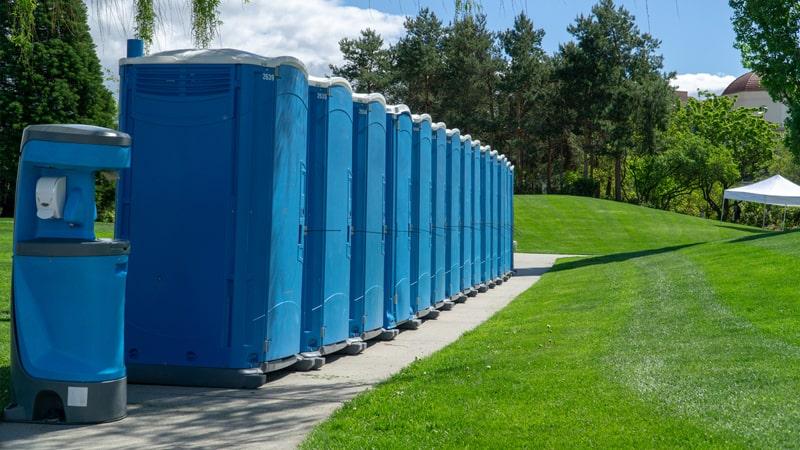 there are luxury porta potty rental units available with amenities such as air conditioning, sinks, and upscale decor